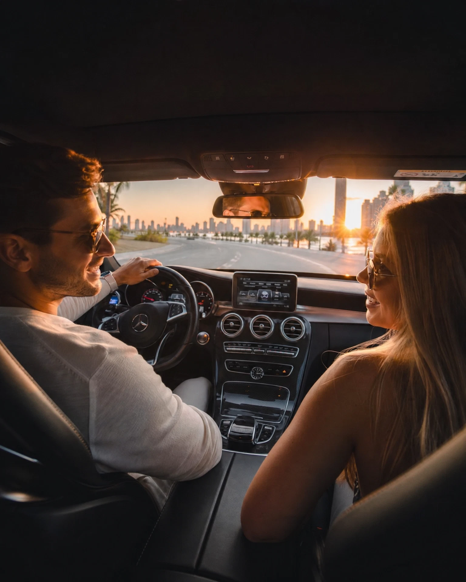 Casal em carro de luxo - seu sonho